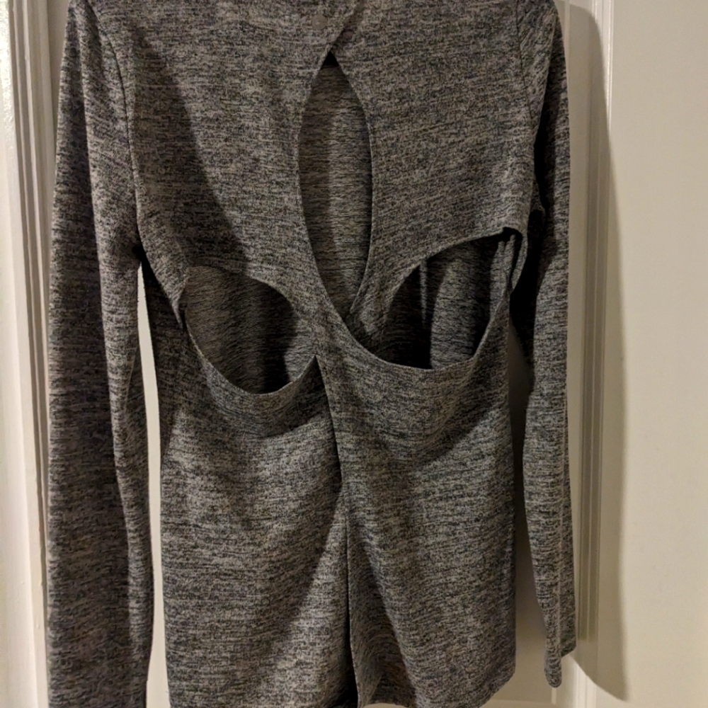 Like new long sleeve athletic top size L, grey